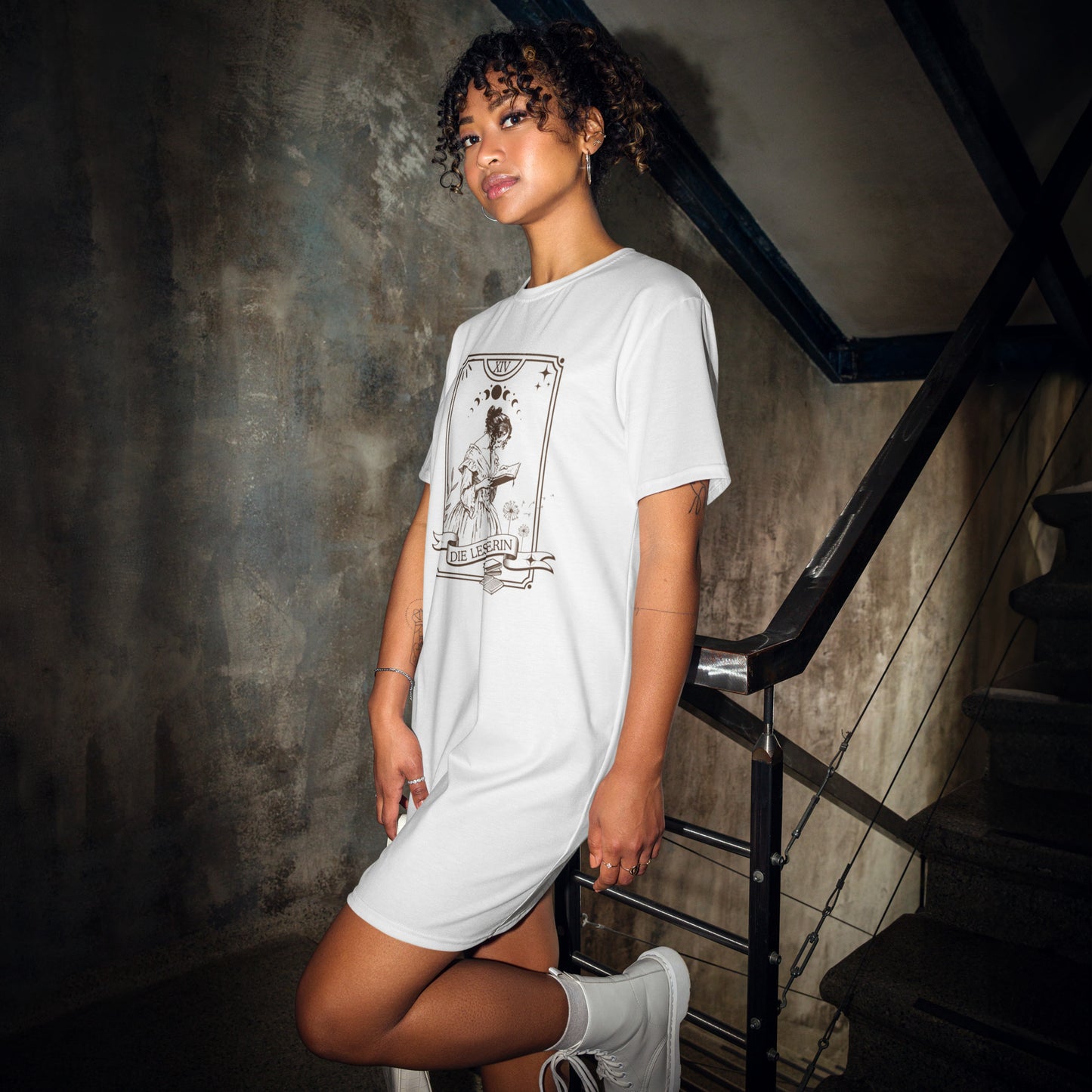 Die Leserin Tarotkarte T-Shirt-Kleid