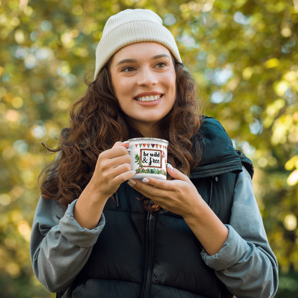 Be Wild and Free Emailletasse für Naturliebhaberinnen
