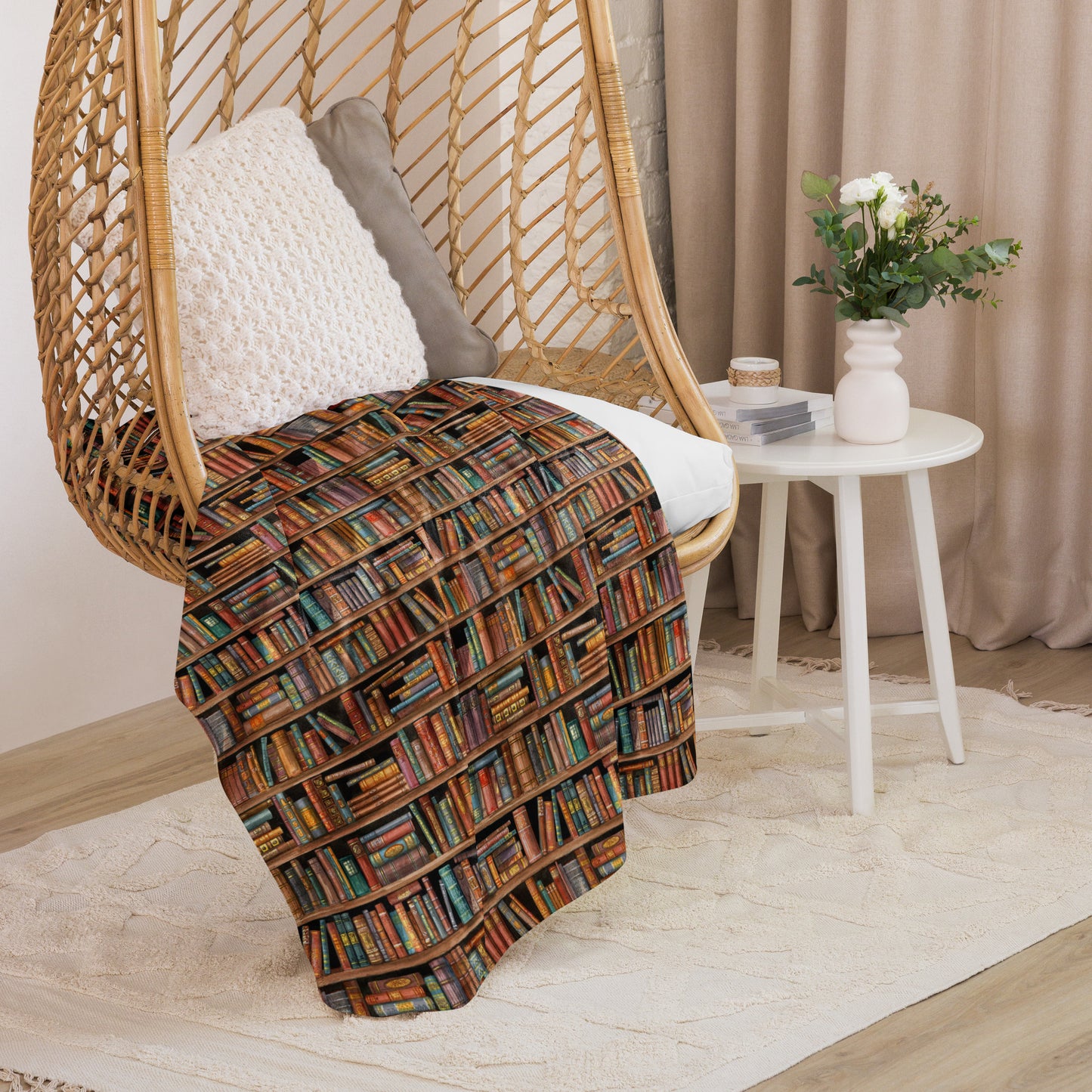 Kuschelige Sherpa-Decke im Bücherregaldesign für deine Leseecke