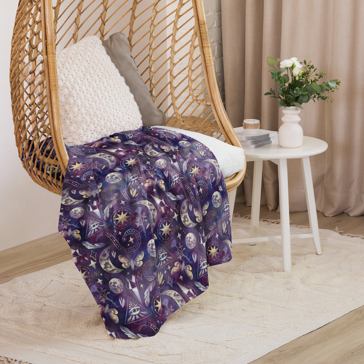 Mystische Sherpa-Decke mit magischen Symbolen in Lila