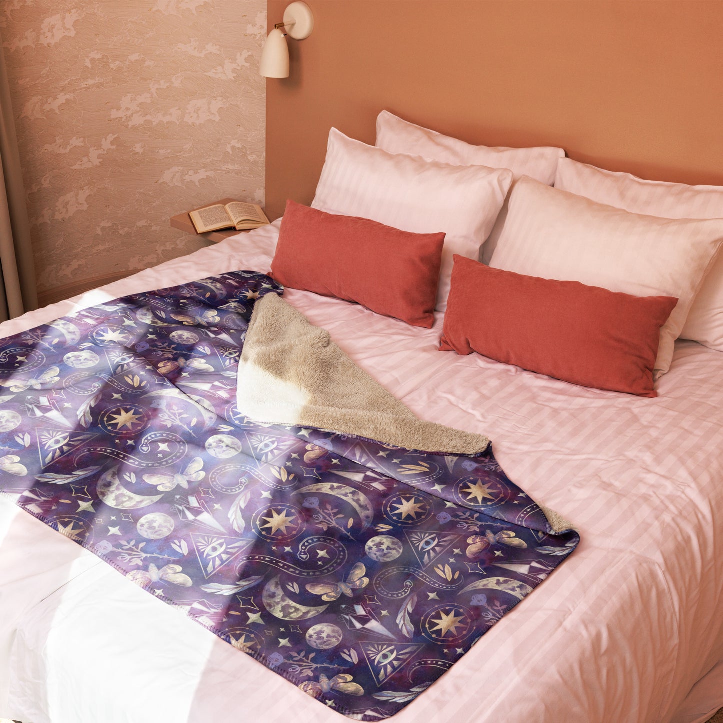 Mystische Sherpa-Decke mit magischen Symbolen in Lila