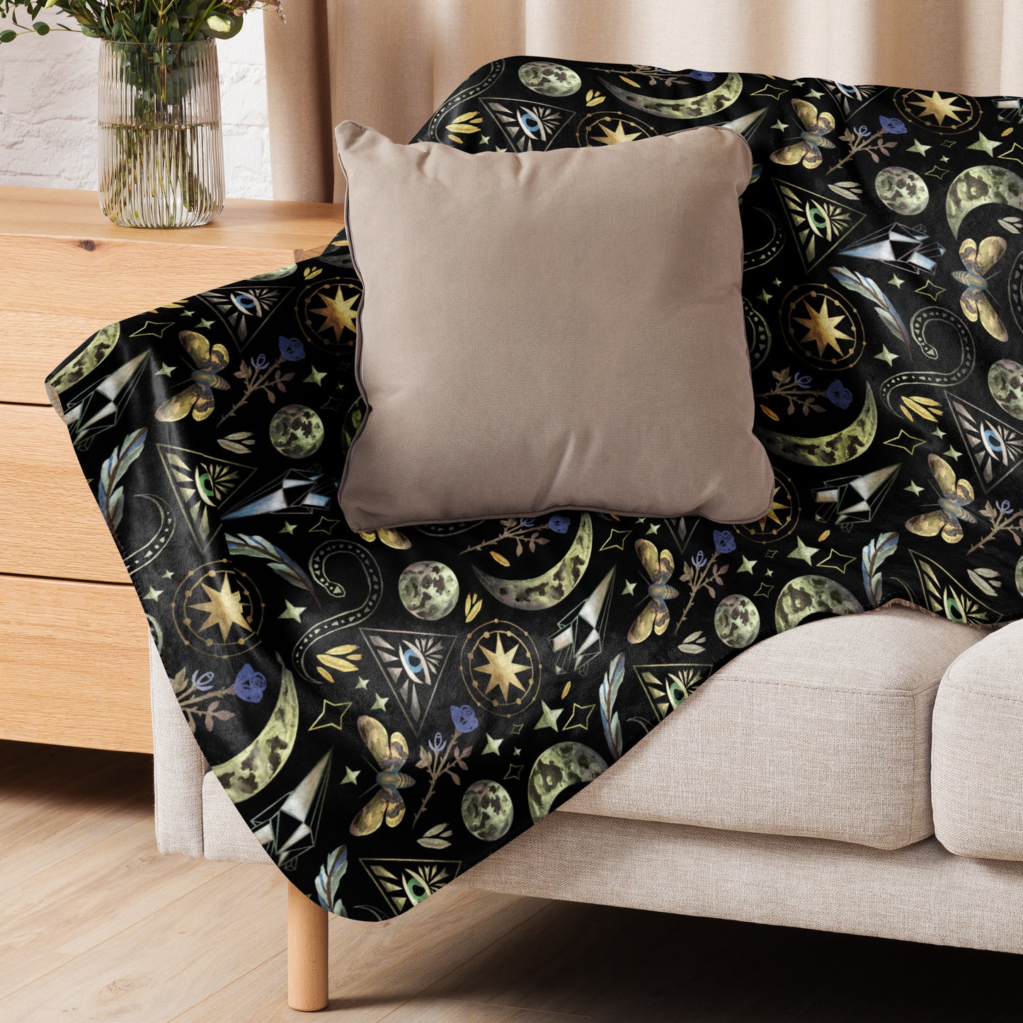 Mystische Sherpa-Decke mit magischen Symbolen in Schwarz