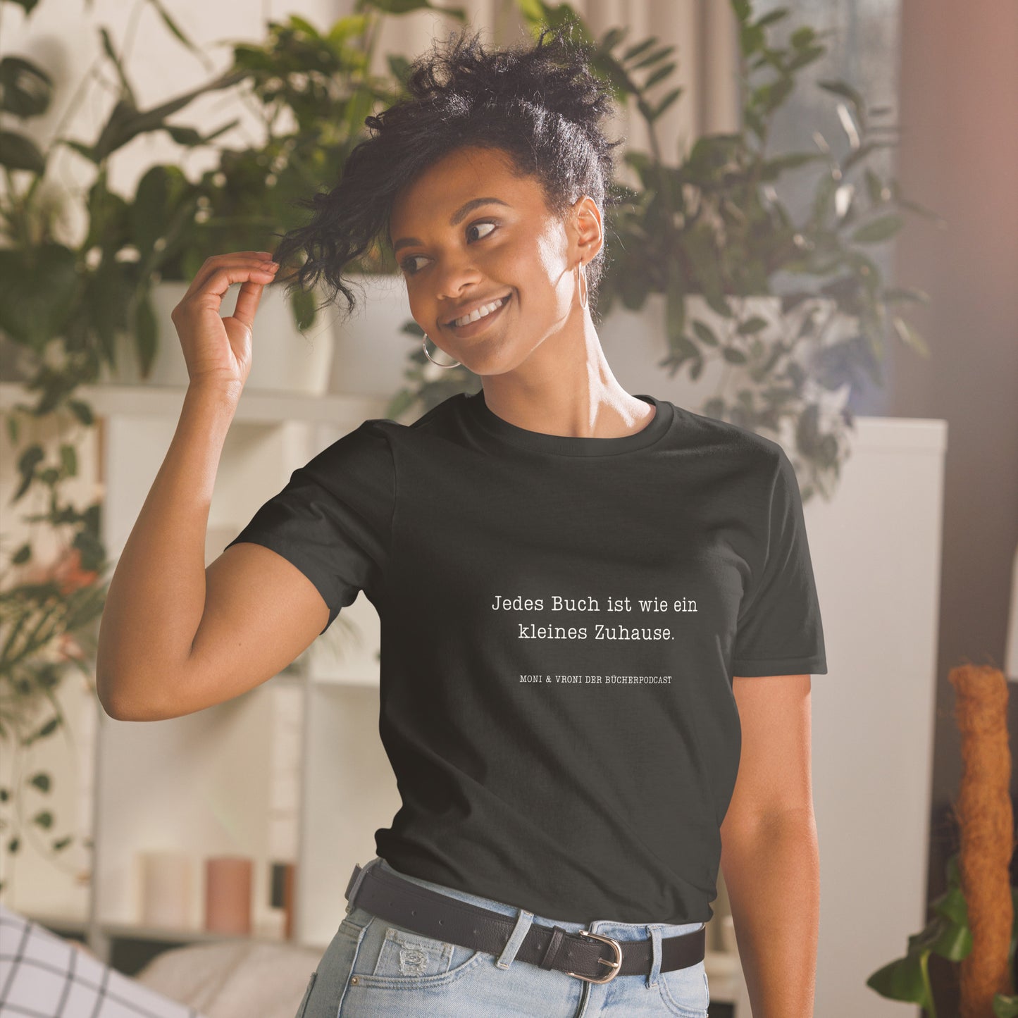 Moni & Vroni Der Bücherpodcast T-Shirt Zuhause