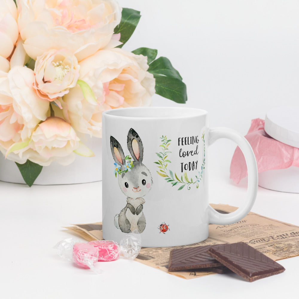 Feeling Loved Today Kaninchen Tasse mit Blumenkranz