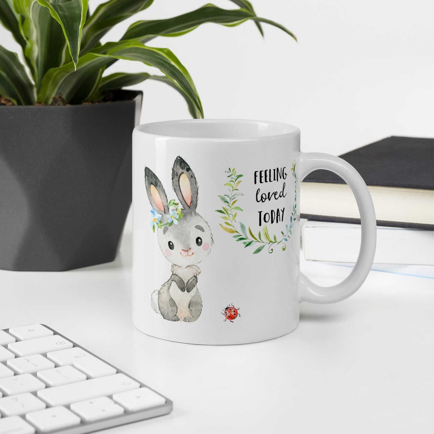 Feeling Loved Today Kaninchen Tasse mit Blumenkranz