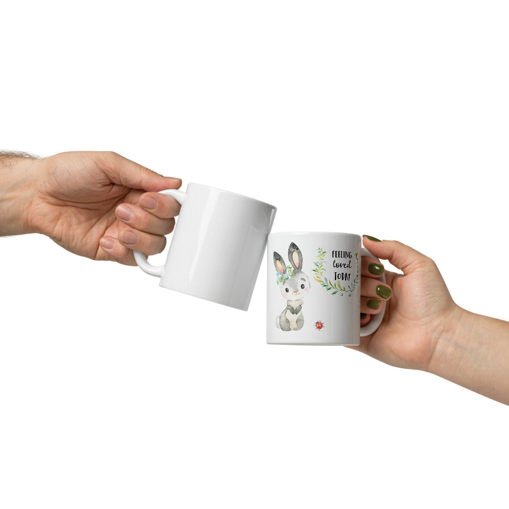 Feeling Loved Today Kaninchen Tasse mit Blumenkranz