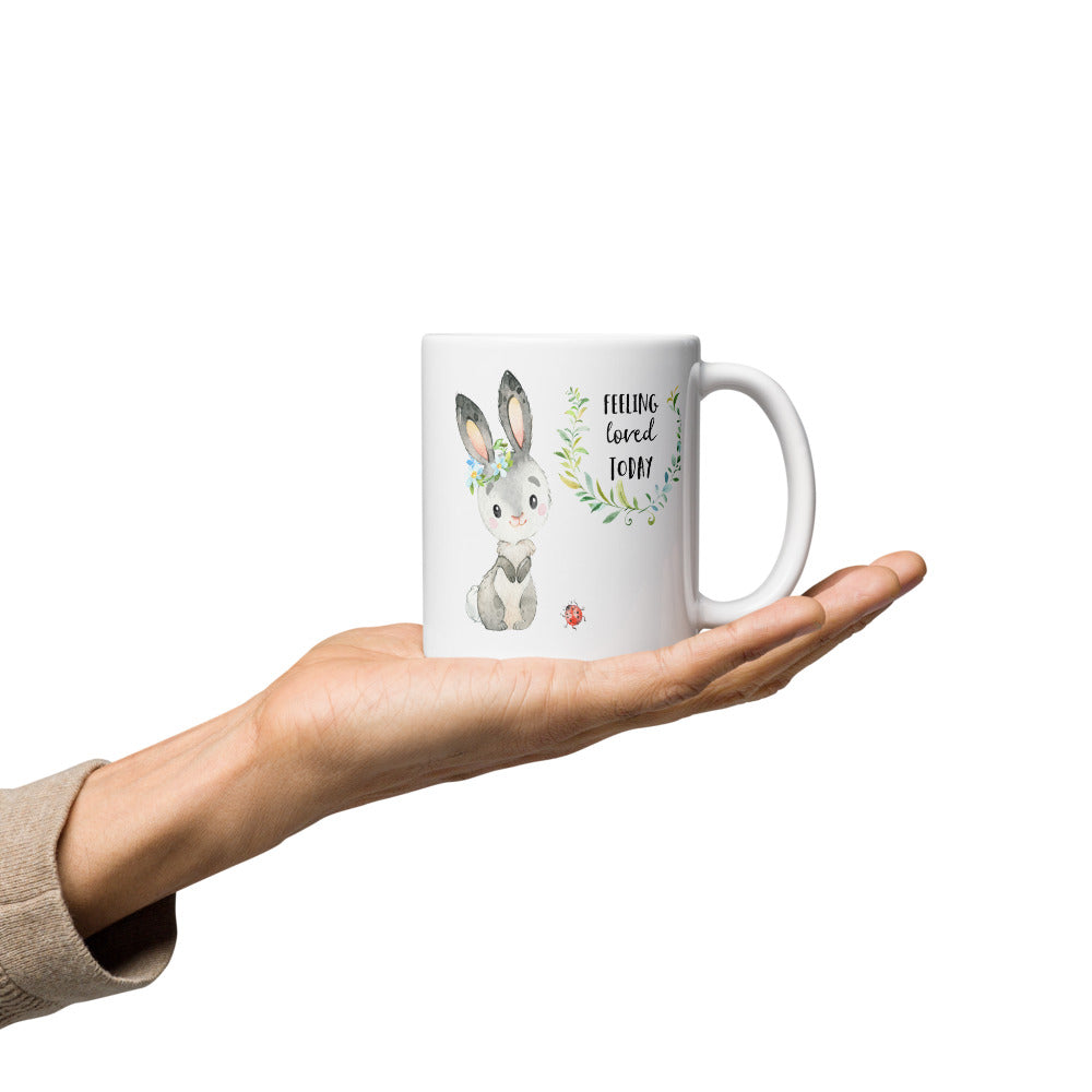 Feeling Loved Today Kaninchen Tasse mit Blumenkranz